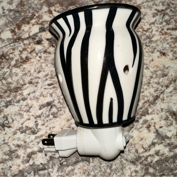 Scentsy Black White Zebra Print Mini Plug In Wall Wax Warmer Night Light - Picture 4 of 8